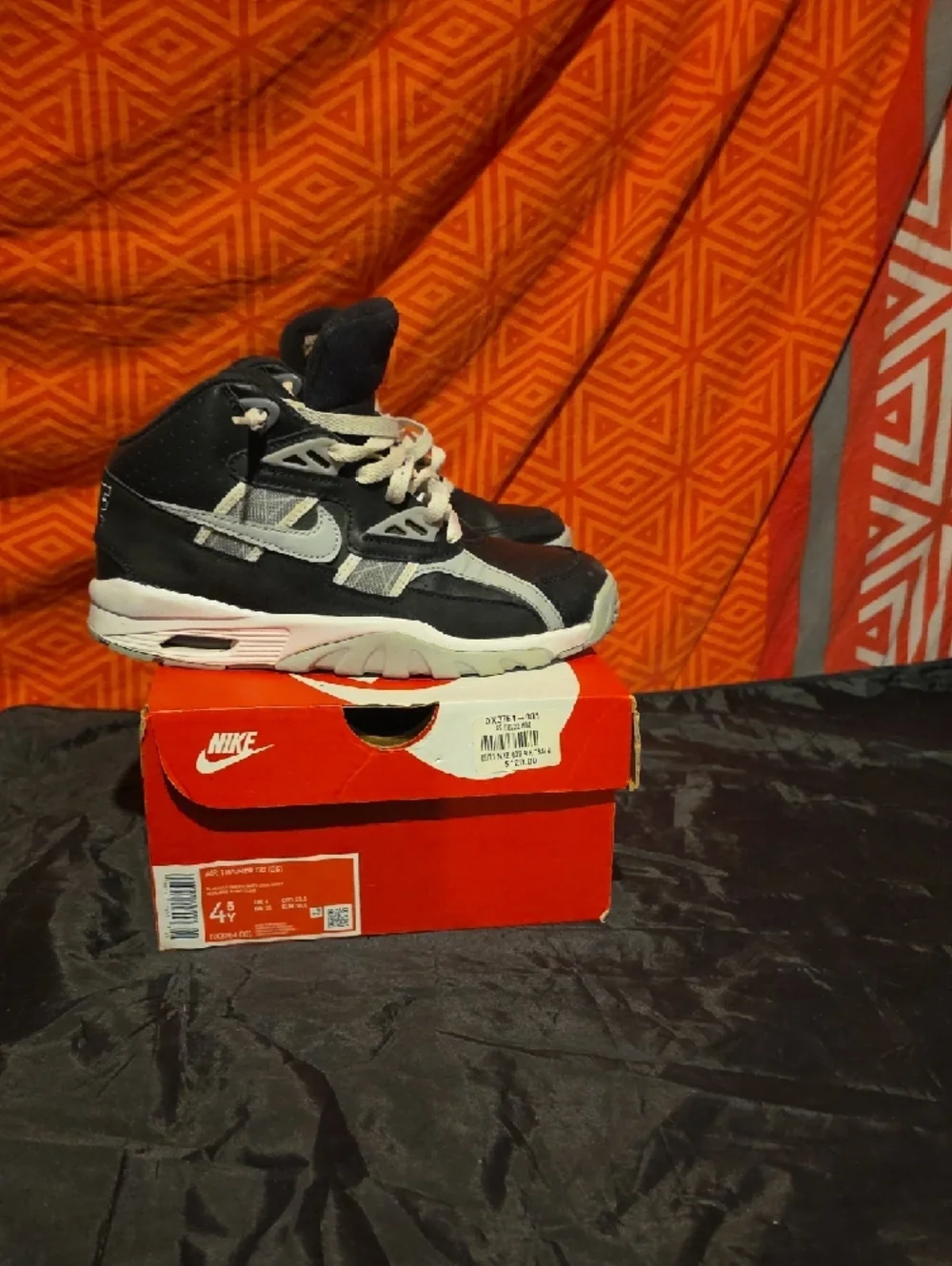 Nike Kids Black and Gray Low-Top Sneakers with White Laces - Picture 11 of 11